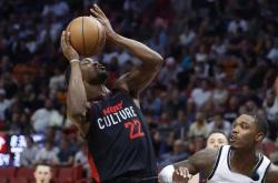 雷速体育比分直播-篮网险胜热火，杜兰特最后时刻关键一球助球队获胜