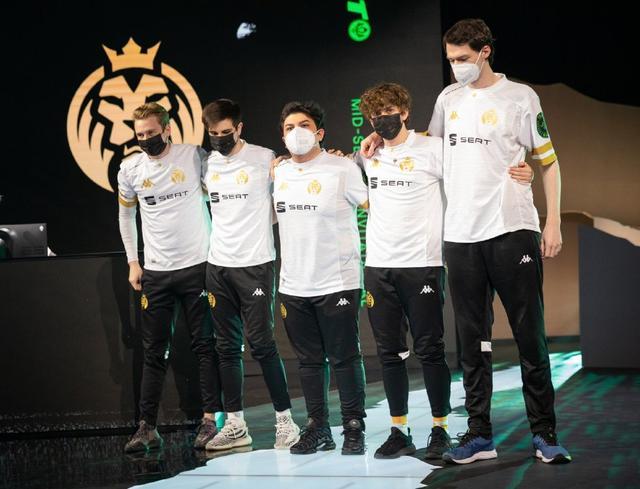 FLY险胜MAD,ShowMaker开启传奇时刻淘汰赛3:1(成都) FLY险胜MAD,ShowMaker开启传奇时刻淘汰赛3:1(成都)