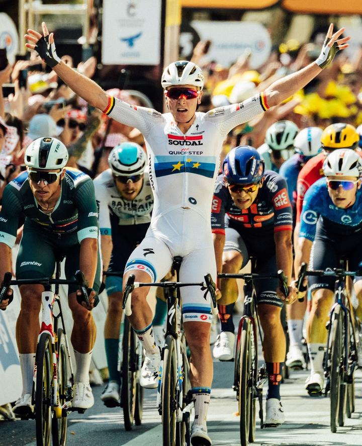 哈斯车队险胜梅赛德斯，汉密尔顿高光表现