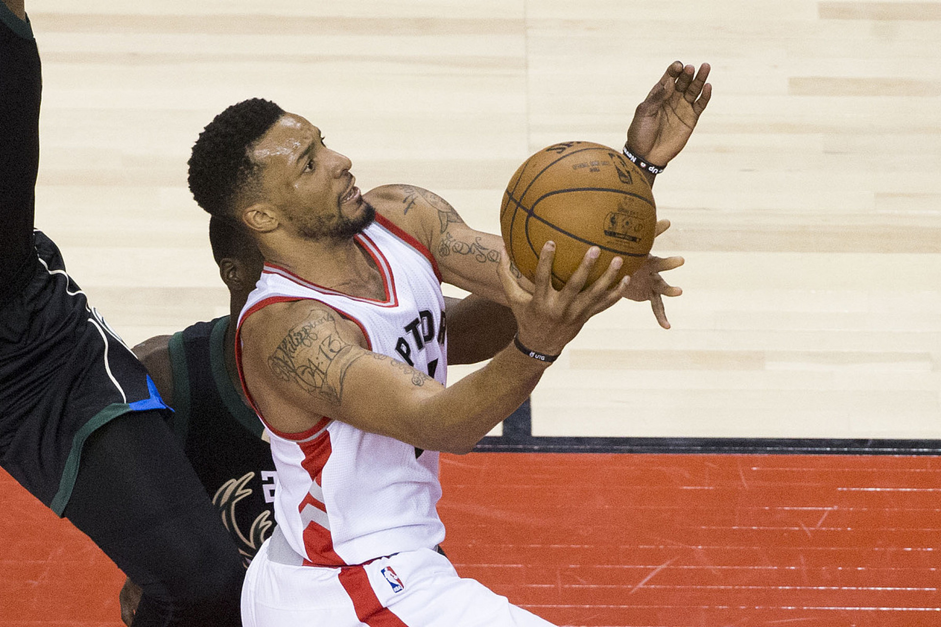 雄鹿碾压尼克斯，德罗赞高光表现